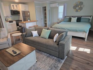 Room - Beautiful private 1-bedroom studio with full kitchen in delightful Kernersville (Kernersville)