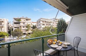 Outdoor dining - Charming Maisonette In Southern Suburbs (Voula)