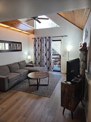 Living area - Best Place to Stay in Idyllwild (Idyllwild-Pine Cove)