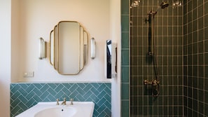 A bathroom with a sink, mirror, and shower. - La Villa Kara (Romans-sur-Isère)