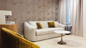Superior Suite, Garden View | Living area