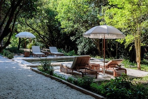 A garden with outdoor seating and umbrellas. - La Villa Kara (Romans-sur-Isère)
