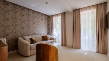 Superior suite, uitzicht op tuin | Een kluis op de kamer, verduisterende gordijnen, geluiddichte muren