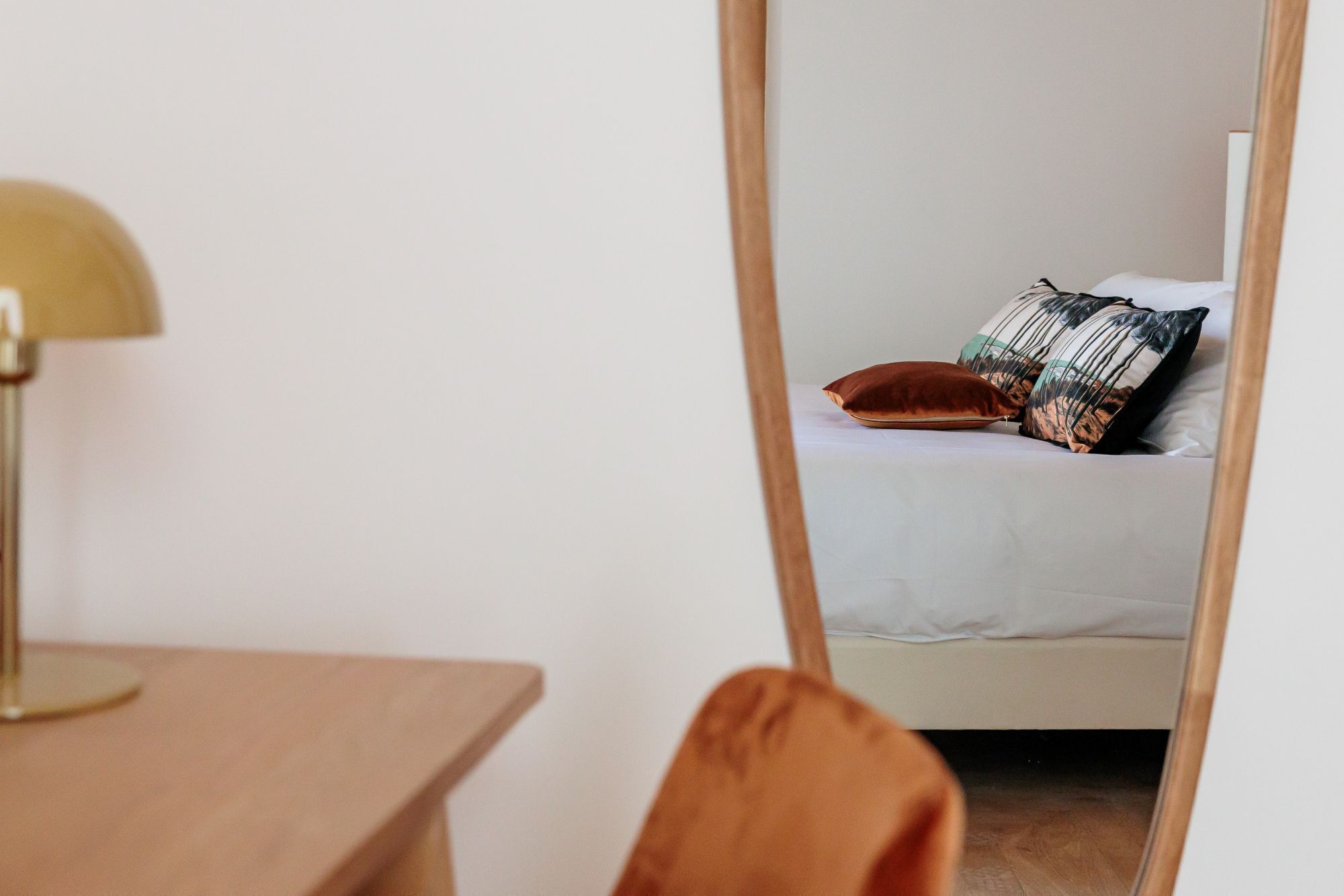 Une pièce comprenant un lit, une chaise, une table et une lampe.