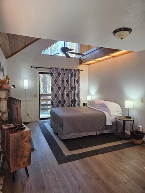 Room - Charming Studio at Eagle Creek (Idyllwild-Pine Cove)