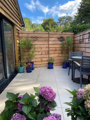 Outdoor dining - Le Petit Glen on the river lim in Uplyme (Uplyme)