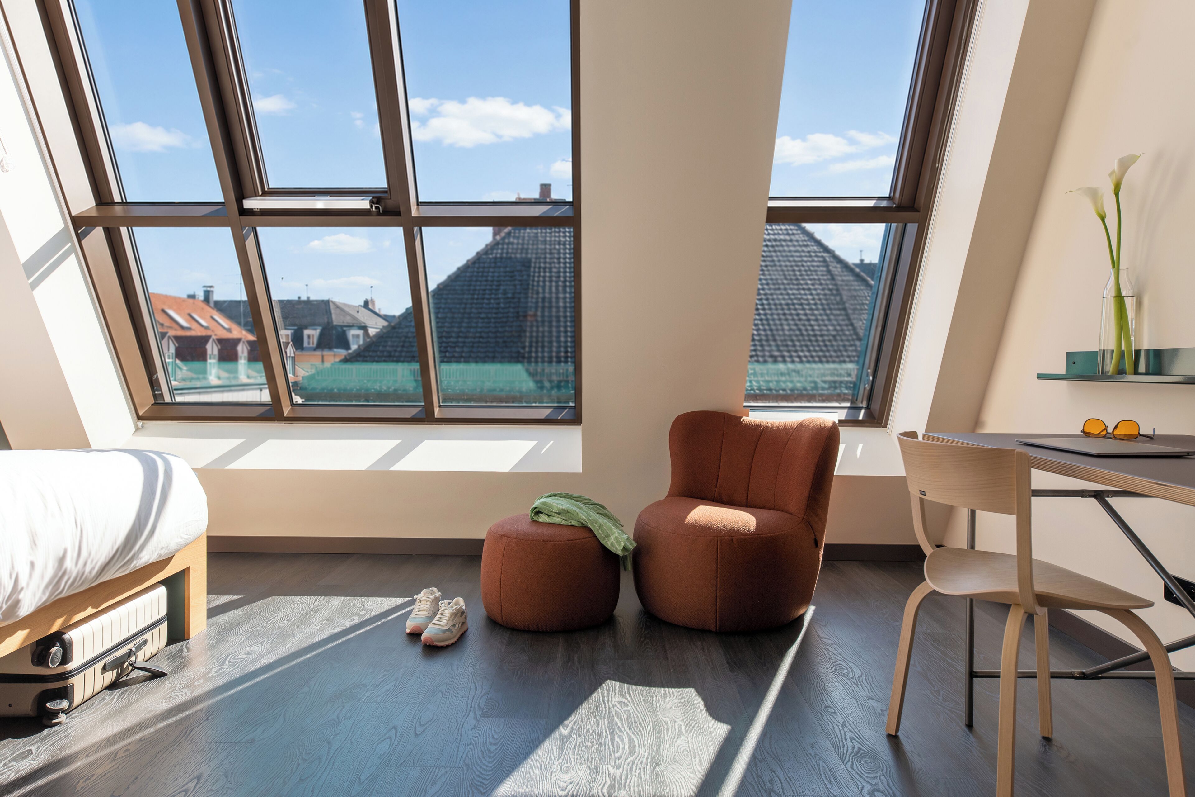 Design-Apartment | Schreibtisch, laptopgeeigneter Arbeitsplatz, Verdunkelungsvorhänge
