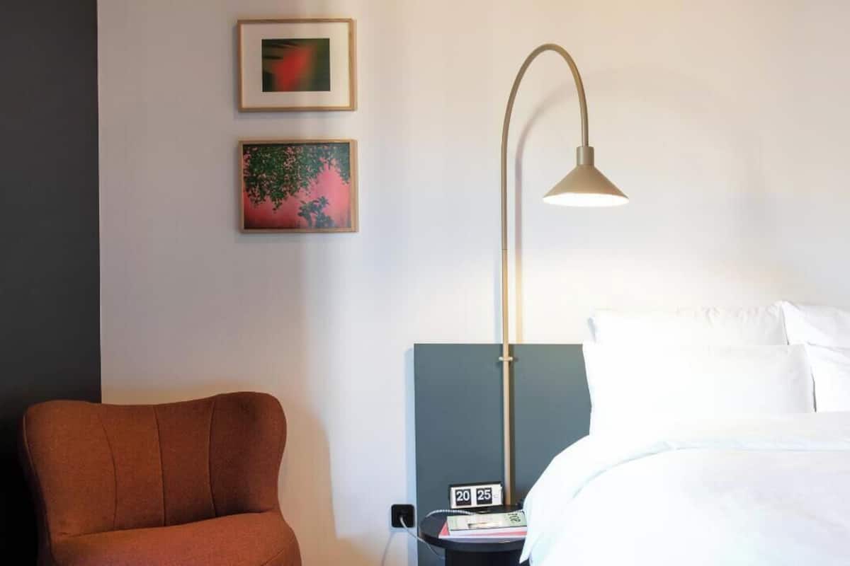 Bureau, espace de travail pour ordinateur portable, rideaux occultants