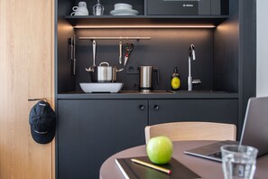 Estudio de diseño, vistas a la ciudad | Escritorio, espacio para trabajar con un portátil, cortinas opacas