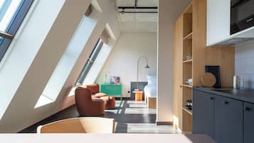 Design-Apartment, 1 King-Bett | Schreibtisch, laptopgeeigneter Arbeitsplatz, Verdunkelungsvorhänge