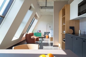 Design-Apartment, 1 King-Bett | Schreibtisch, laptopgeeigneter Arbeitsplatz, Verdunkelungsvorhänge