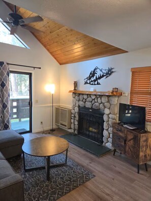 Living area - Comfortable 1-bedroom Suite (Idyllwild-Pine Cove)