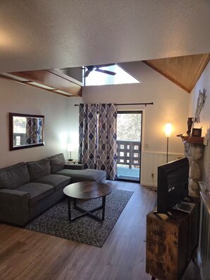 Living area - Comfortable 1-bedroom Suite (Idyllwild-Pine Cove)