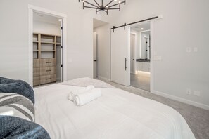 5 soverom, skrivebord, strykejern/-brett og reiseseng for barn