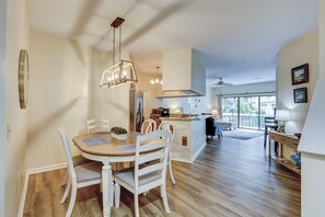 Dining - Sunset Rentals | Ocean Breeze 56 | Dog Friendly (Hilton Head Island)
