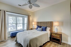 3 bedrooms, iron/ironing board, Internet, bed sheets - Sunset Rentals | Ocean Breeze 56 | Dog Friendly (Hilton Head Island)