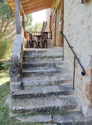 Property grounds - Quercy House: Private Terrace, Garden & Balcony in the Célé Valley (Corn)