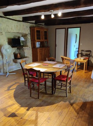 Dining - Quercy House: Private Terrace, Garden & Balcony in the Célé Valley (Corn)