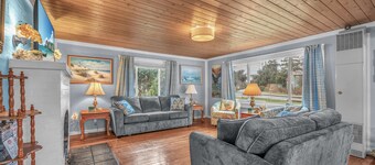 Modern Coastal Retreat: 2 King Suites & Siletz Bay Views