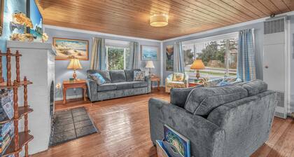 Modern Coastal Retreat: 2 King Suites & Siletz Bay Views