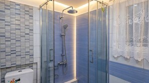 Shower, hair dryer, towels, shampoo - Glyfada Athens Riviera Stylish Home with Parking (Glifada)