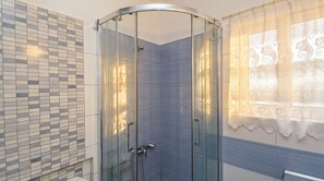 Douche, sèche-cheveux, serviettes fournies, shampoing