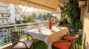Outdoor dining - Glyfada Athens Riviera Stylish Home with Parking (Glifada)