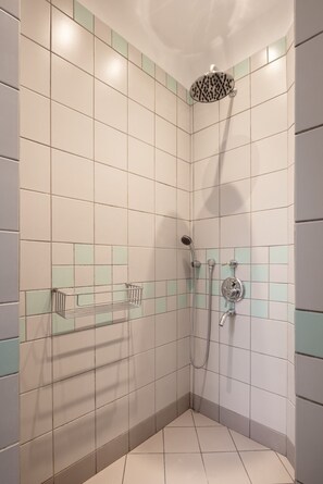 Shower, towels - Thiras 51·Kypseli Urban Apartment (Athens)