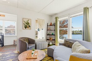 TV, books - Riverside Garden Apartment w Deck & Views (Melbourne)