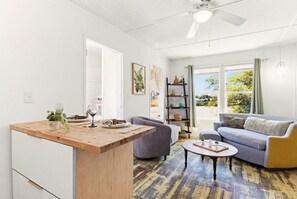 TV, books - Riverside Garden Apartment w Deck & Views (Melbourne)