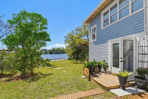 Property grounds - Riverside Garden Apartment w Deck & Views (Melbourne)