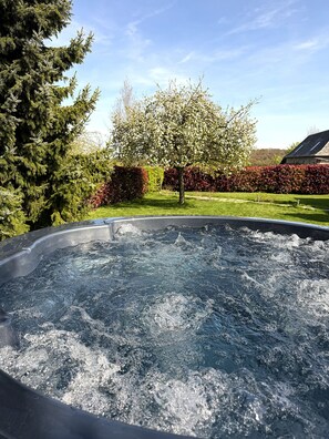Outdoor spa tub - Cottage Les Pommiers - Nordic bath - 10km from Honfleur - 6 People (Manneville-la-Raoult)