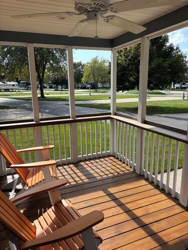Relaxing 2-Bedroom Cabin in Sun Retreats Campground Fun Place for Families!