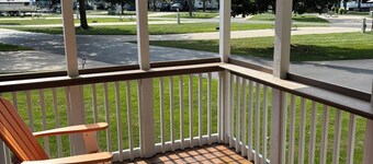 Relaxing 2-Bedroom Cabin in Sun Retreats Campground Fun Place for Families!