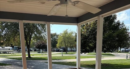 Relaxing 2-Bedroom Cabin in Sun Retreats Campground Fun Place for Families!