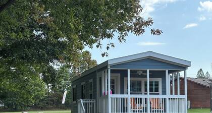 Relaxing 2-Bedroom Cabin in Sun Retreats Campground Fun Place for Families!