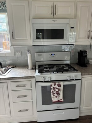 Microwave, oven, stovetop - Relaxing 2-Bedroom Cabin in Sun Retreats Campground Fun Place for Families! (Mears)