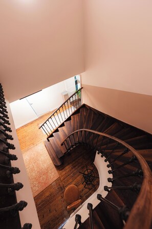 Eine Wendeltreppe mit Holzbodenstufen und Metallgeländern.