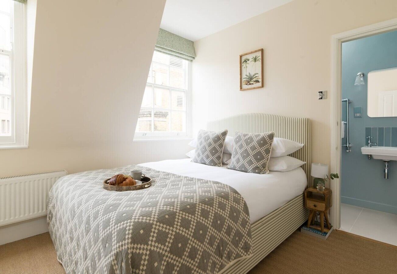 Desk, iron/ironing board, WiFi, bed sheets
