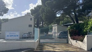 A gated entrance to a building with a sign reading 'Residence ACAPULCO.' - Appartement  Résidence Acapulco avec piscine (Les Issambres)