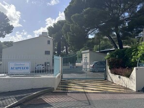 A gated entrance to a building with a sign reading 'Residence ACAPULCO.' - Appartement  Résidence Acapulco avec piscine (Les Issambres)