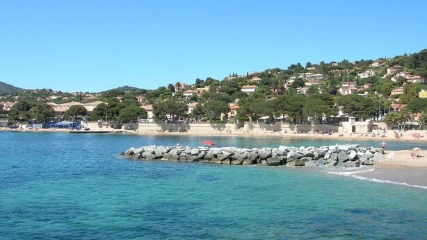 A coastal town with a rocky breakwater, clear blue sea, and buildings on a hillside. - Appartement  Résidence Acapulco avec piscine (Les Issambres)