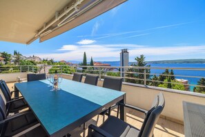 Outdoor dining - 4-star penthouse apartment near the beach (Dramalj)
