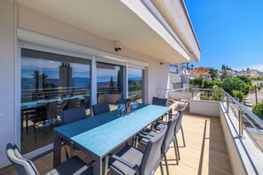 Outdoor dining - 4-star penthouse apartment near the beach (Dramalj)