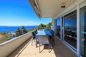 Outdoor dining - 4-star penthouse apartment near the beach (Dramalj)