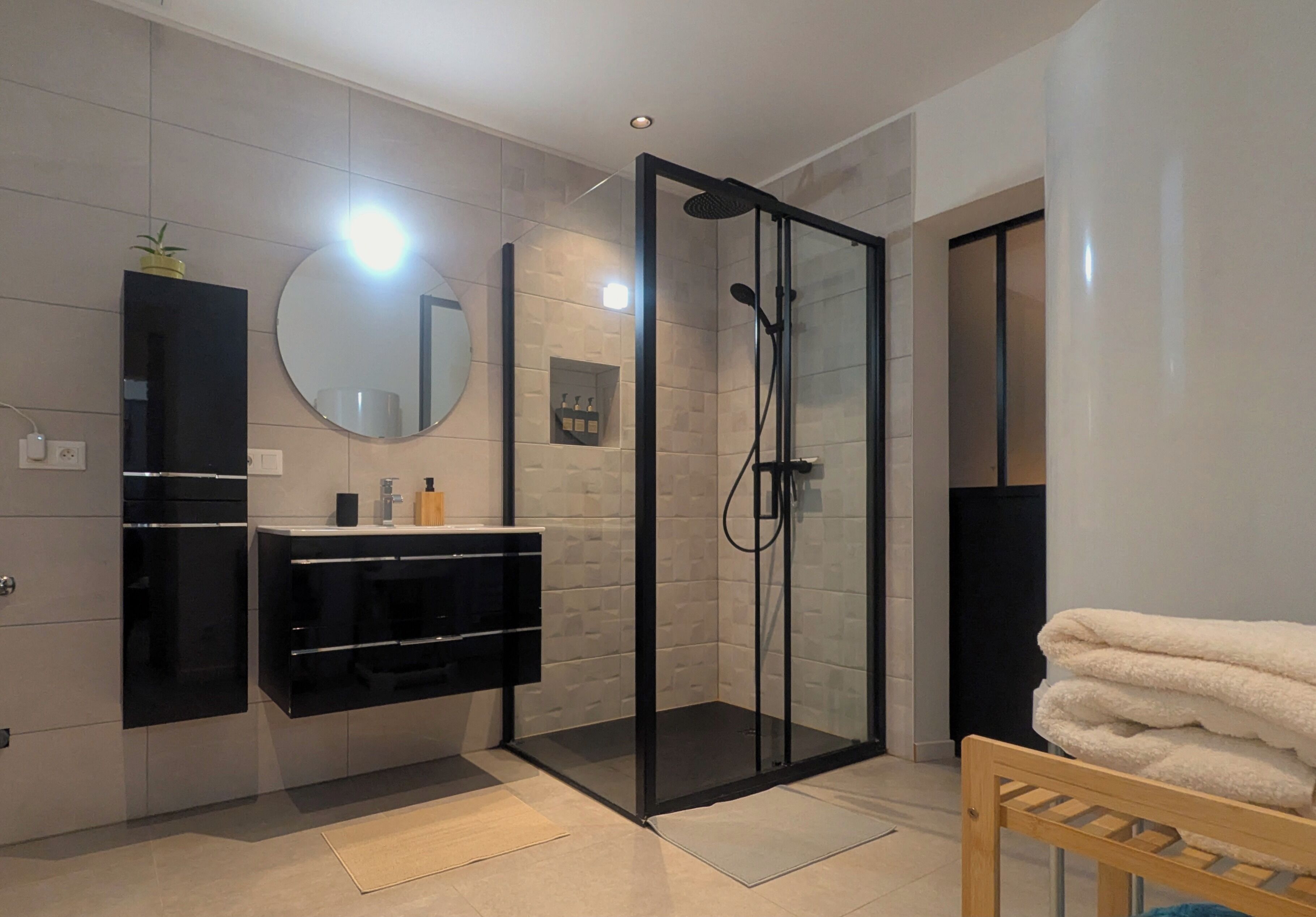 L'Atelier de l'Emeraude | Badezimmer | Kostenlose Toilettenartikel, Haartrockner, Handtücher, Seife