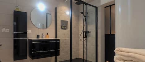 L'Atelier de l'Emeraude | Salle de bain | Articles de toilette (gratuits), séchoir à cheveux, serviettes fournies