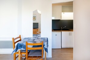 Dining - Cozy Studio with Private Garden, Air Conditioning & Pool Table – Cazaubon (Cazaubon)