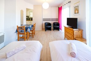 Room - Cozy Studio with Private Garden, Air Conditioning & Pool Table – Cazaubon (Cazaubon)