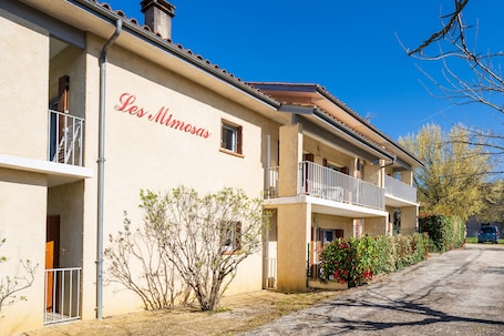Exterior. Cozy Studio with Private Terrace, Air Conditioning & Pool Table – Cazaubon